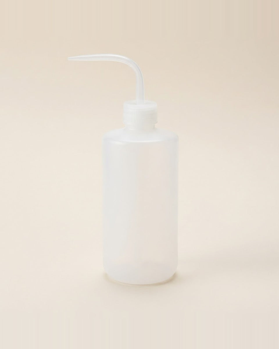 Squeeze watering bottle with curved spout زجاجة ري بفوهة منحنية